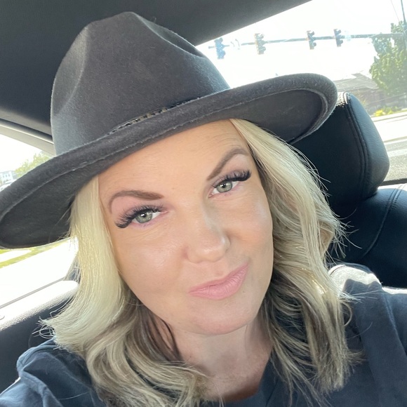 Meet your Posher, Emilee - Picture 2 of 2